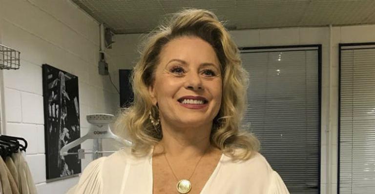 Vera Fischer posa de maiô e surpreende com corpão