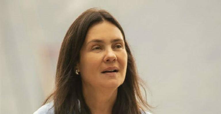 Prestes a voltar para as novelas, Adriana Esteves fala sobre o seu lado mãe: ”Sou protetora”