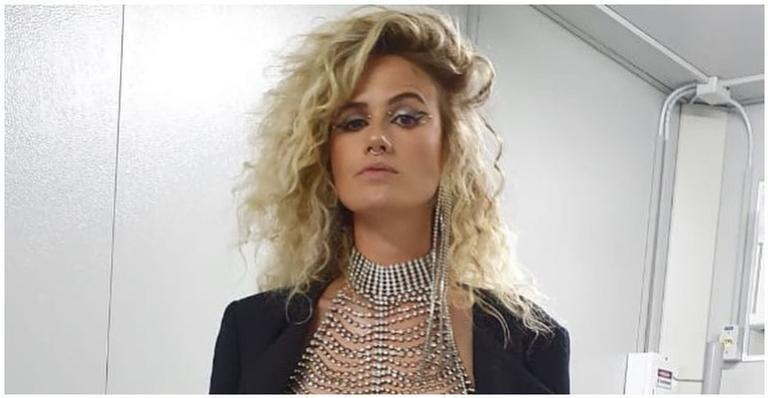 Ana Cañas faz aula de ioga e compartilha momento com os seguidores
