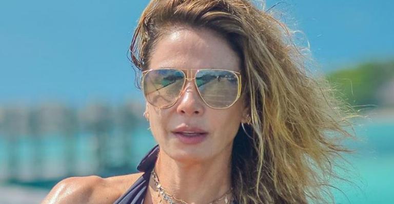 Com maiô decotadíssimo, Luciana Gimenez celebra chegada das férias: ”Vem sol!”