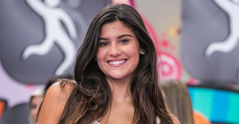 Giulia Costa esbanja equilíbrio praticando ioga e choca web: ”Onde está a gravidade?”