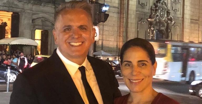 Gloria Pires e Orlando Morais trocam carinho no maior clima de romance: ”Beijo e muito amor!”