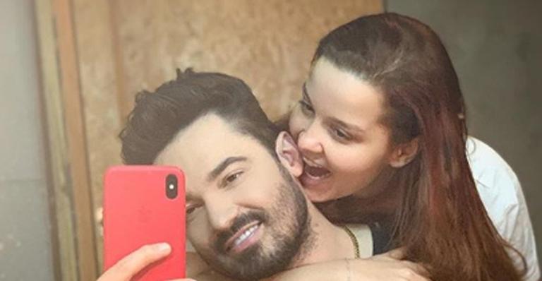 Maiara e Fernando posam com o Papai Noel e sertaneja se declara: ”Antecipou meu presente”
