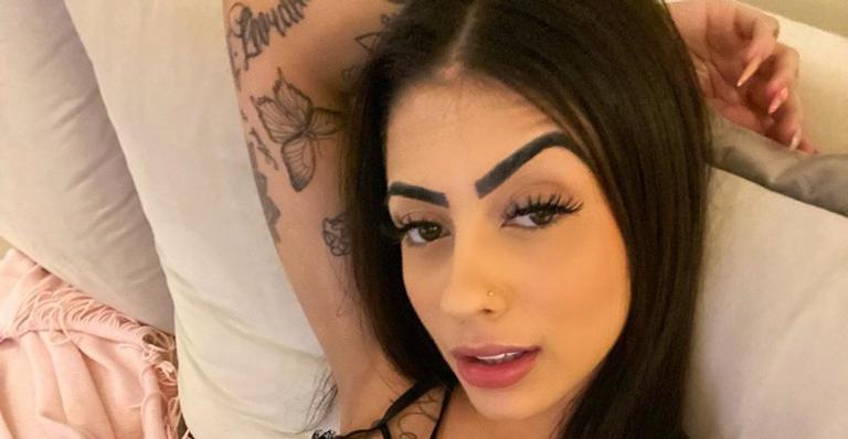 Ao tingir o cabelo em casa, Mc Mirella radicaliza e exibe novo visual: ”Faço o que eu quero”