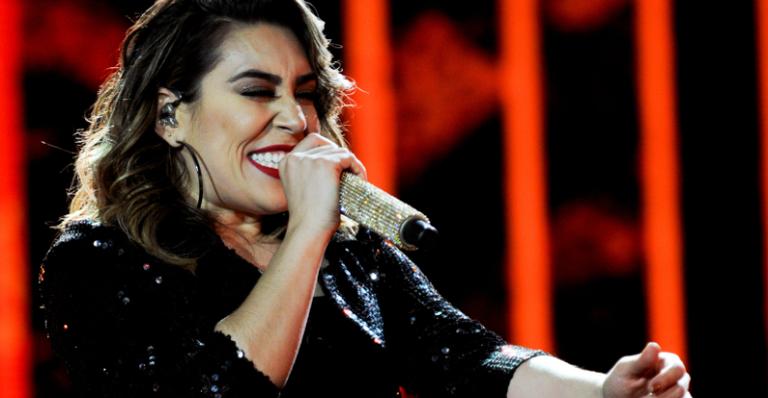 Naiara Azevedo posa com cachorro lambendo seu rosto e encanta a web: ”Amor puro”