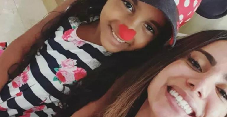 Nova sobrinha de Anitta rouba a cena caracterizada como a cantora: ”Mini Anittinha”