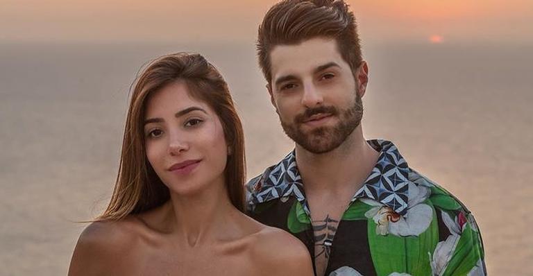 Romana Novais surpreende com barriga de sete meses em clique de biquíni