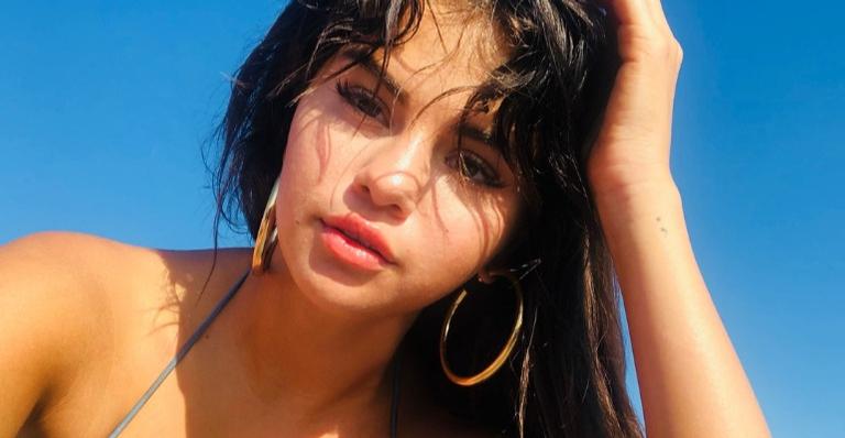 Durante show, Selena Gomez surpreende público ao beijar Julia Michaels na boca