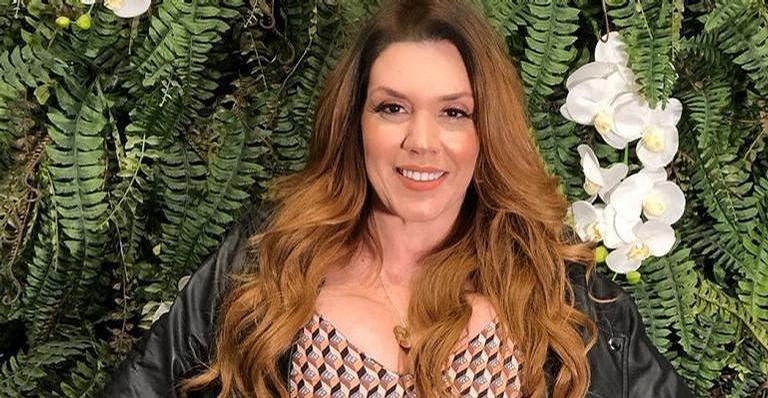 Simony ostenta boa forma e surpreende ao exibir bumbum empinado
