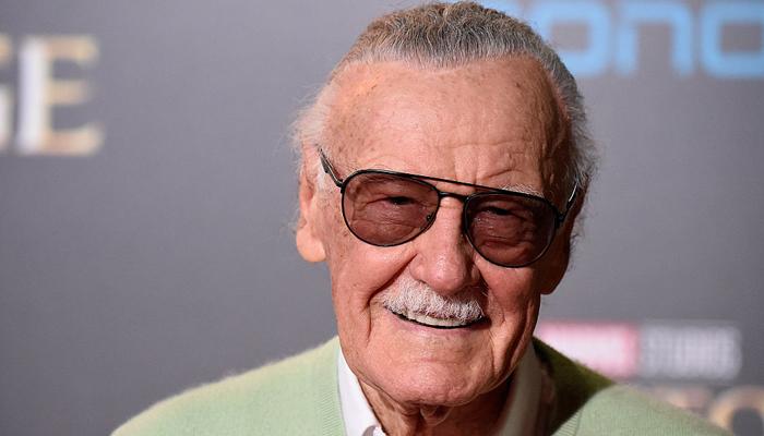 Stan Lee é homenageado pelos fãs no aniversário de morte