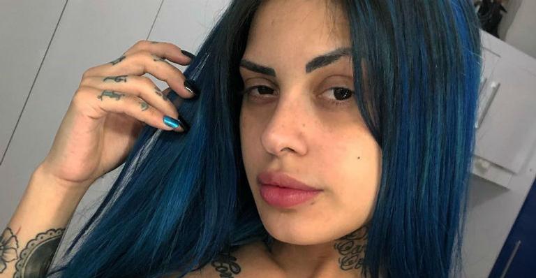 Só de lingerie, Tati Zaqui empina o bumbum com estrias e brinca: ”Gatas se arranham às vezes”