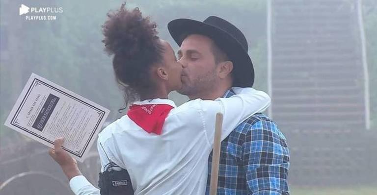 A Fazenda: Rodrigo Phavanello e Sabrina trocam alianças dentro do reality e surpreendem!