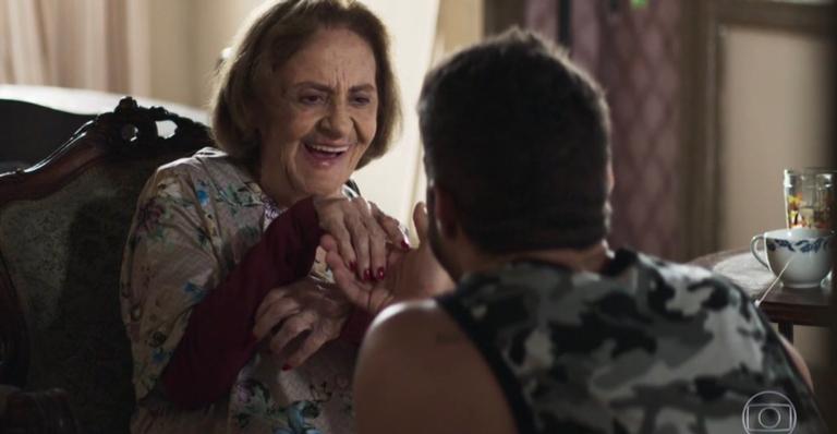Caio Castro se derrete por Laura Cardoso com foto emocionante nos bastidores de ‘A Dona do Pedaço’
