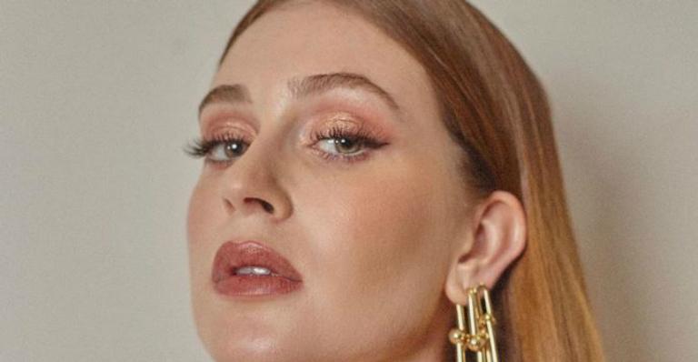 Desinibida, Marina Ruy Barbosa surge só de roupão e arranca suspiros na web