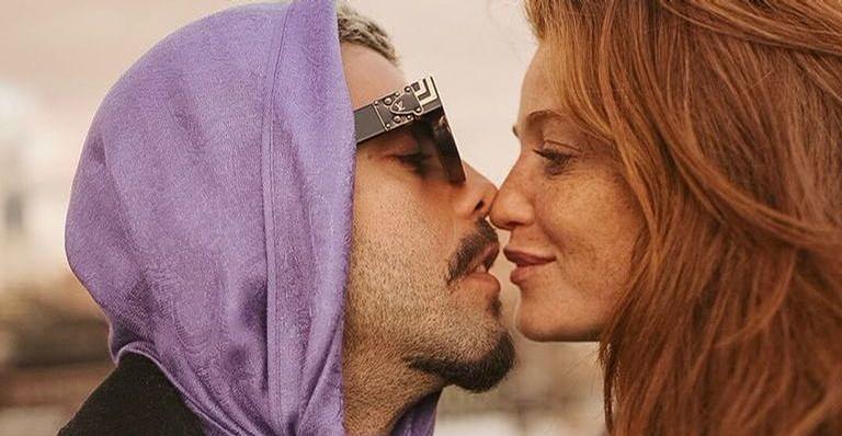 Em Portugal, Pedro Scooby troca carinhos com Cintia Dicker: ”Veio cuidar de mim”