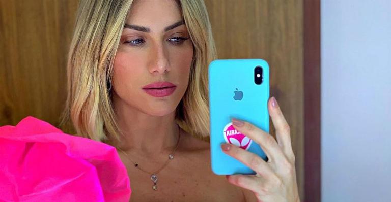 Giovanna Ewbank posa com casacão rosa para anunciar surpresa aos internautas