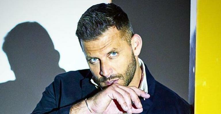 Henri Castelli ostenta abdômen definido e enlouquece fãs nas redes sociais: ”Deus grego”