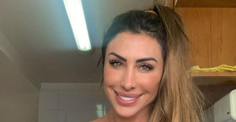 Jaque Khury exibe barriga chapada e desabafa: ”Dou o meu melhor”