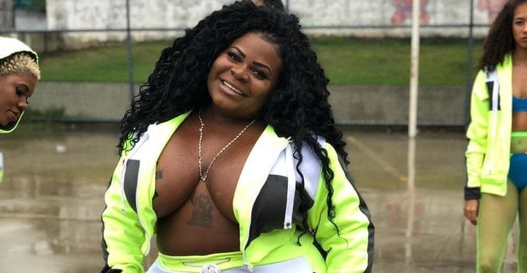 De meia calça rasgada, Jojo Todynho ostenta bumbum gigante e para tudo: ”Rainha”