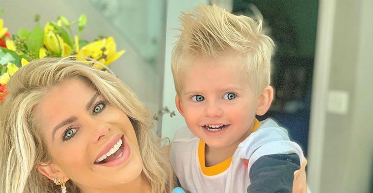 Karina Bacchi divulga vídeo e fãs apontam gravidez de gêmeos: ”Cegonha no pedaço”