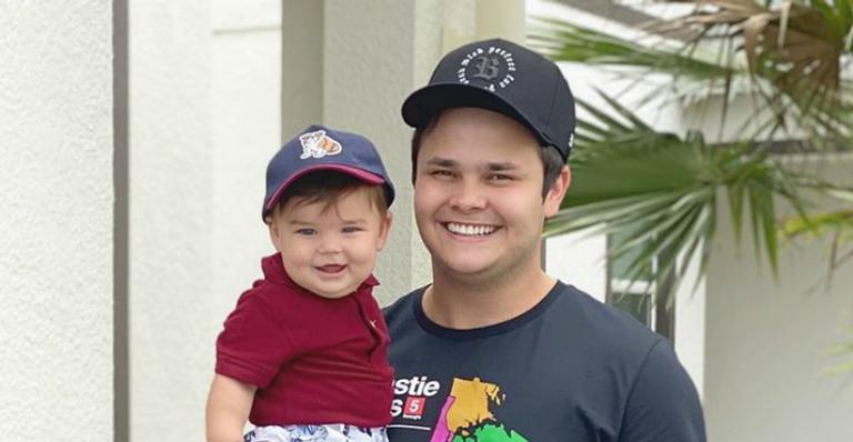Em Orlando, Matheus Aleixo, da dupla com Kauan, explode fofurômetro em registro com filho caçula