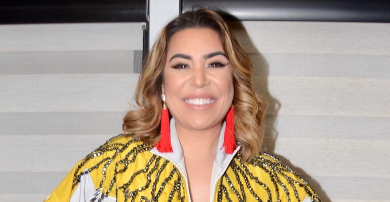 Naiara Azevedo surge levantando pneu enorme e internautas ficam chocados: ”Tá forte”
