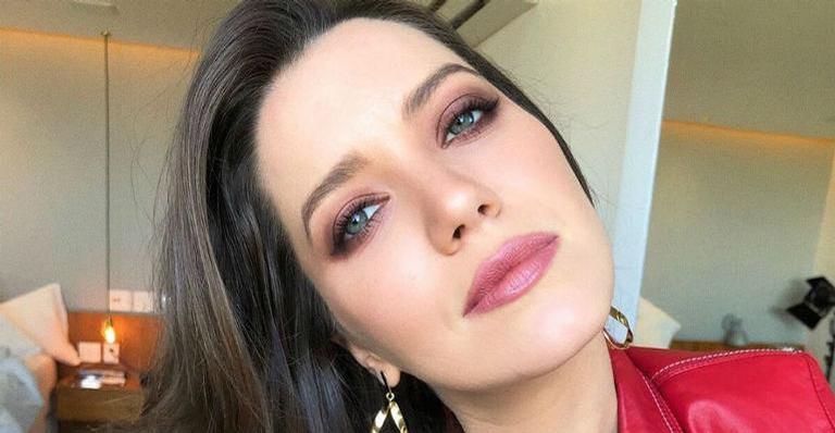Nathalia Dill impressiona ao ser flagrada exibindo a boa forma durante dia na praia