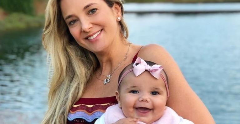 Ticiane Pinheiro comemora 4 meses de Manuella com foto fofa e item personalizado rouba a cena