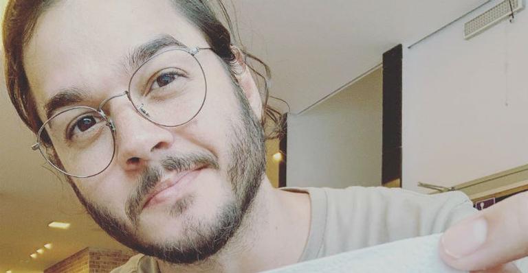 Túlio Gadêlha, namorado de Fátima Bernardes, posa de terno e faz piadinha: ”Político visionário”