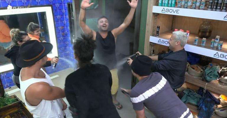 A Fazenda: Peões tiram sarro de Rodrigo após situação embaraçosa no banheiro do reality