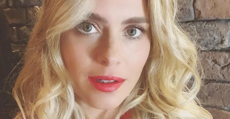 Carolina Dieckmann comemora aniversário do pai e aparece ao lado dele e dos irmãos em clique raro