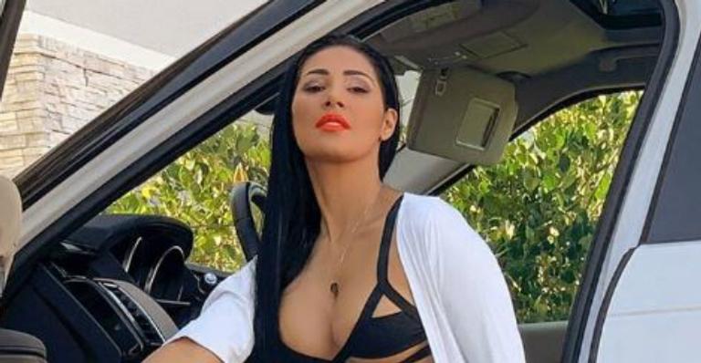 Com biquíni ousado, Simaria posa em frente a carrão de luxo: ”Parar o trânsito!”