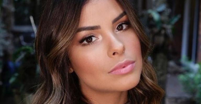 Ex-BBB Munik Nunes exibe barriga chapada em clique sensual
