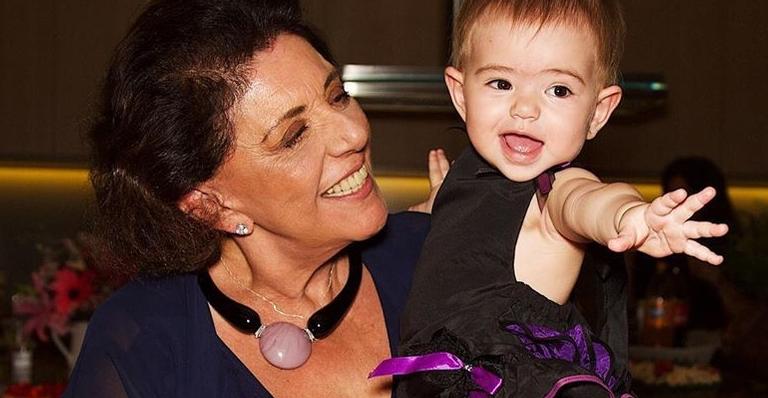 Leda Nagle se derrete ao flagrar Zoe se jogando na piscina durante aula de natação: ”Ela adora!”