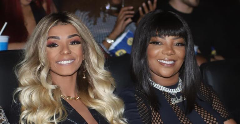 Ludmilla e Brunna Gonçalves surgem borradas de batom e amigo questiona: ”Vocês ficam?”