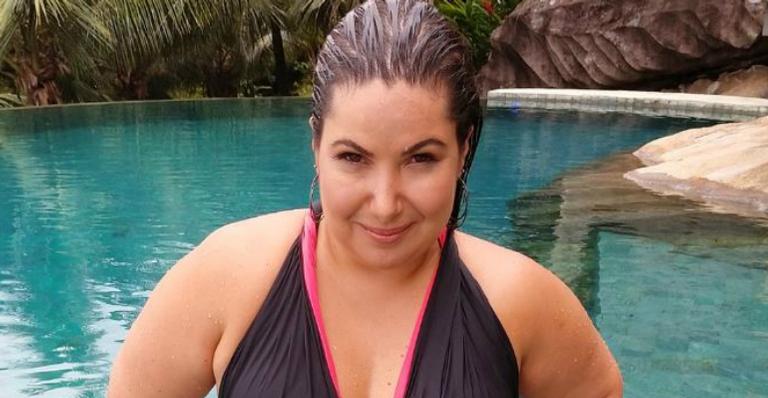 Mariana Xavier exibe decote profundo na piscina e brinca: ”Lembrança da Ilha de CARAS”
