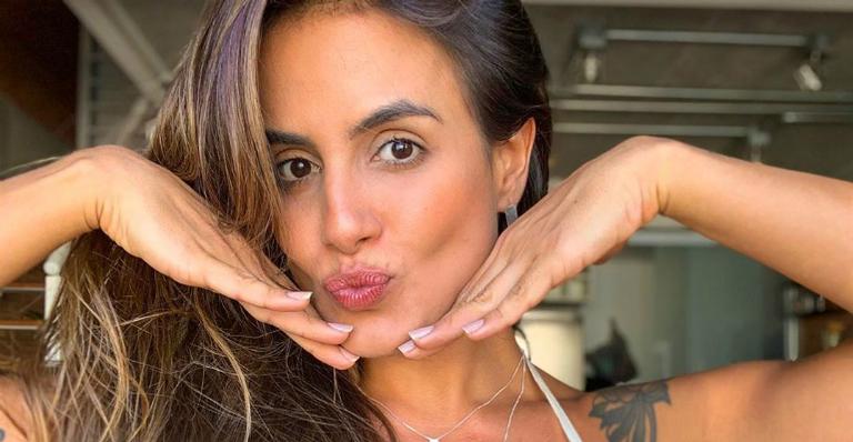 Na praia, ex-BBB Carol Peixinho exibe corpão sarado e barriga negativa: ”Sol, areia e muito axé”