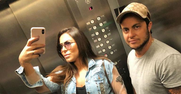 Thammy Miranda e Andressa posam em aeroporto rumo aos EUA e brincam: ”Voltamos em três”