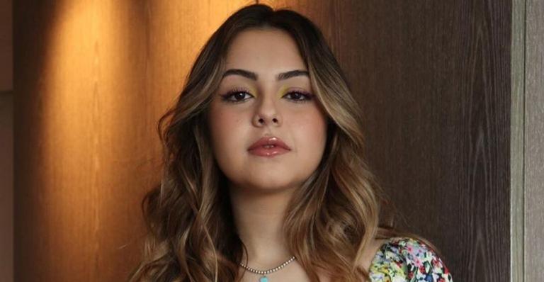 Klara Castanho arrasa ao compartilhar lindos cliques na web