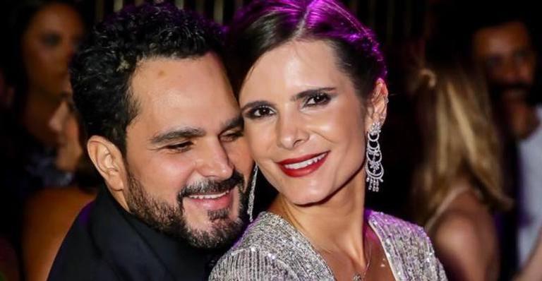 Esposa de Luciano Camargo rouba a cena com look vermelho arrasador