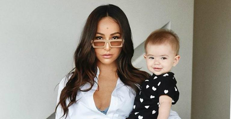 Sabrina Sato parabeniza pai com registro fofo da filha com menos de um mês: ”Feliz aniversário”