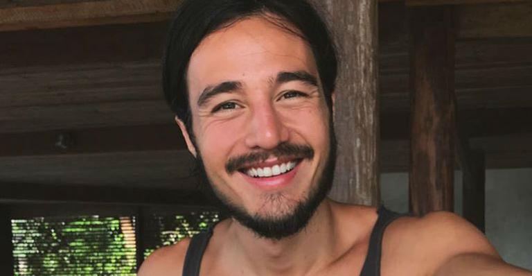 Tiago Iorc surge acompanhado da nova namorada no tapete vermelho do Grammy Latino