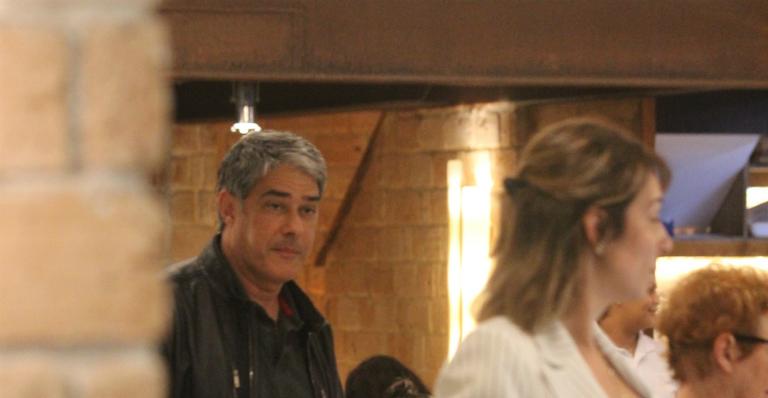 William Bonner é flagrado em clima de romance com a esposa, Natasha Dantas, durante passeio