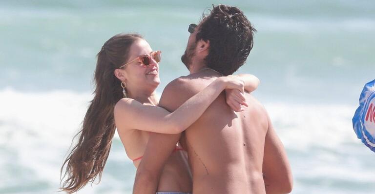 Agatha Moreira e Rodrigo Simas trocam carícias na praia e mão boba chama atenção