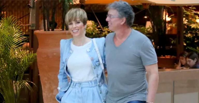 Ana Furtado e Boninho surgem em clima de romance no shopping