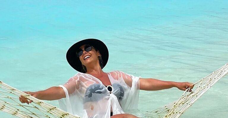 De biquíni, Carla Perez posa deslumbrante e celebra chegada dos 42 anos: ”Só gratidão”
