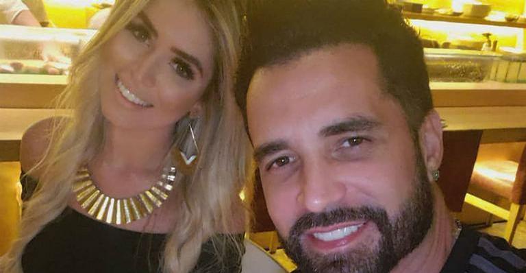 Namorada de Latino revela como se conheceram e chama cantor pelo nome de batismo