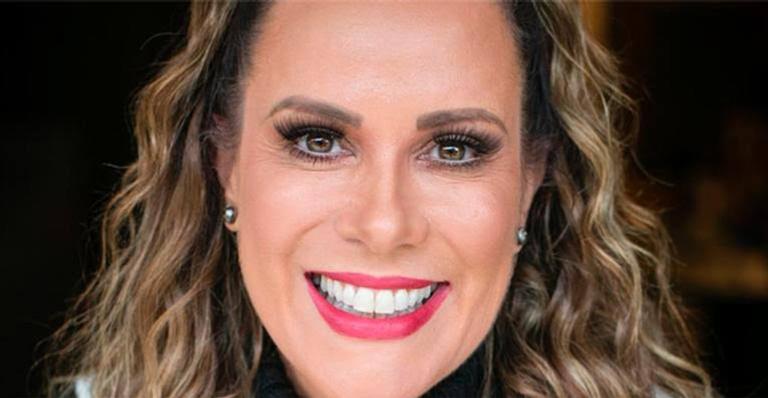 Regina Volpato posa de maiô de oncinha e boa forma chama atenção