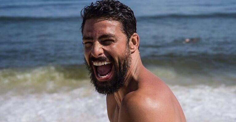 Cauã Reymond tem beijo na boca roubado e surpreende ao mostrar momento: ”Com muito amor”
