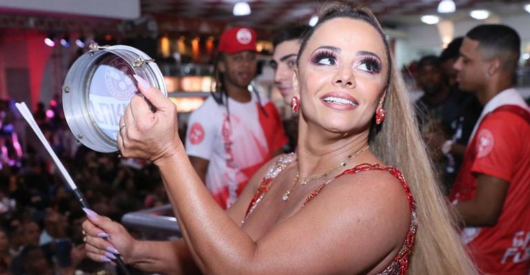 Com look ousado, Viviane Araújo rouba a cena em ensaio do Salgueiro